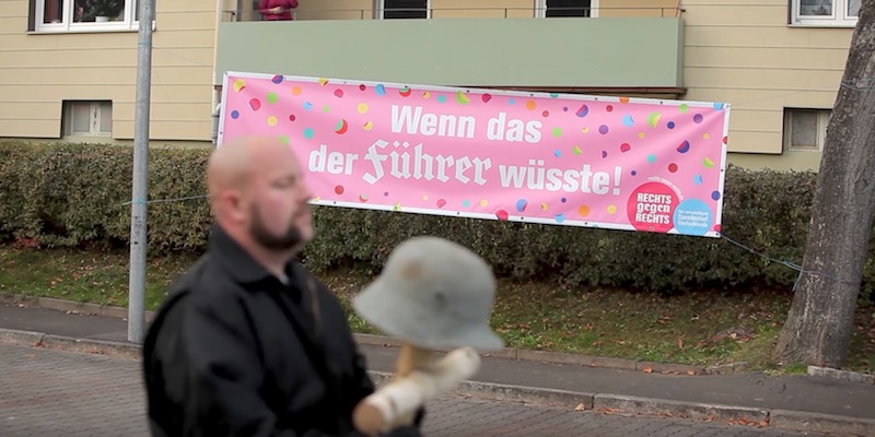 Uno degli striscioni della raccolta fondi contro i neonazisti e "fatta" dai neonazisti a Wunsiedel, in Germania, il 15 novembre 2014 (Rechts gegen Rechts)