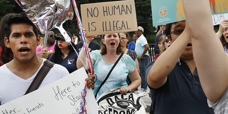 Proteste fuori dalla casa Bianca contro la decisione di Trump di abrogare il Deferred Action for Childhood Arrivals (DACA), Washington, 5 settembre 2017
(AP Photo/Jacquelyn Martin)