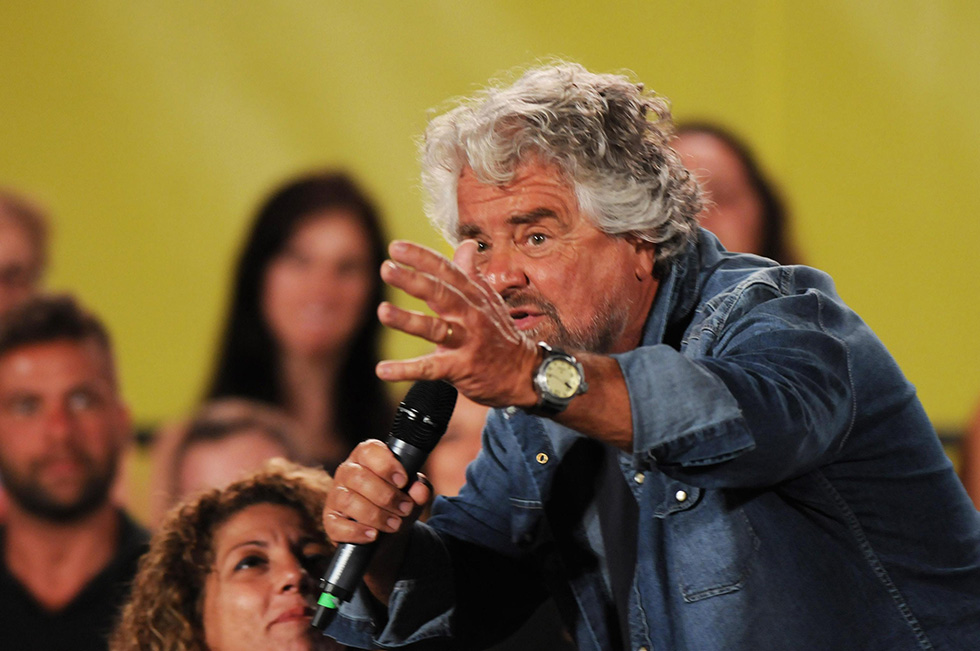 Beppe Grillo parla durante la presentazione del candidato M5S alla presidenza della Regione Sicilia a Palermo, 9 luglio 2017
(ANSA/MIKE PALAZZOTTO)