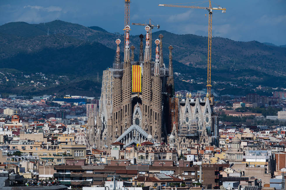 La Sagrada Familia con srotolata una bandiera catalana, Barcellona, 11 settembre 2017 
(David Ramos/Getty Images)