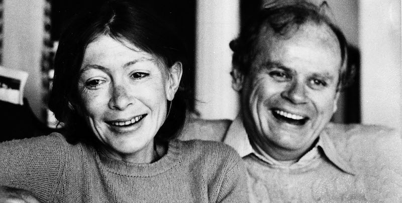 Joan Didion e il marito John Dunne nella loro casa a Malibu, in California, nel dicembre del 1977
(AP Photo)