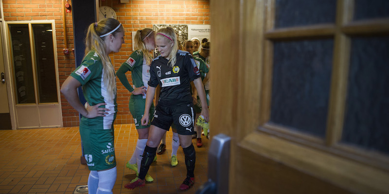 Alcune calciatrici dell'Hammarby nello spogliatoio prima della partita contro il Djurgården (Johanna Lundberg / BILDBYRÅN / ANSA)