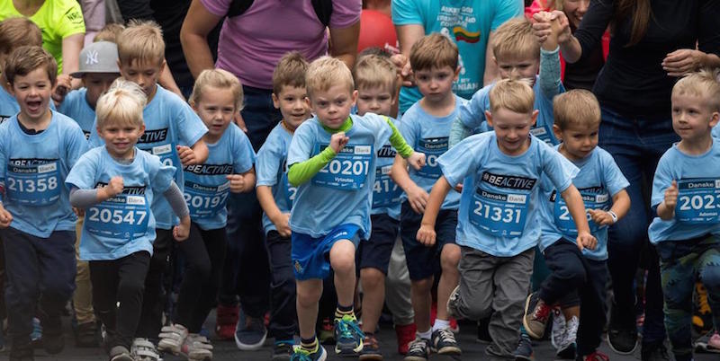 Bambini alla maratona di Vilnius, in Lituania, a cui hanno partecipato circa 15mila persone da più di 50 paesi, 10 settembre 2017 
(Xinhua/Alfredas Pliadis)
