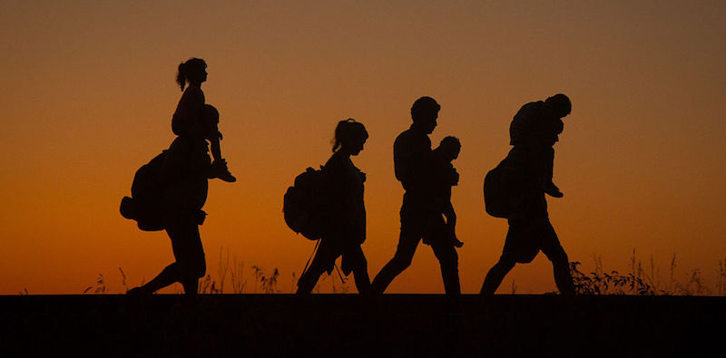 Un gruppo di migranti cammina dopo essere entrato in Ungheria dalla Serbia nei pressi del paese di Roszke, 29 agosto 2015 (Matt Cardy/Getty Images)