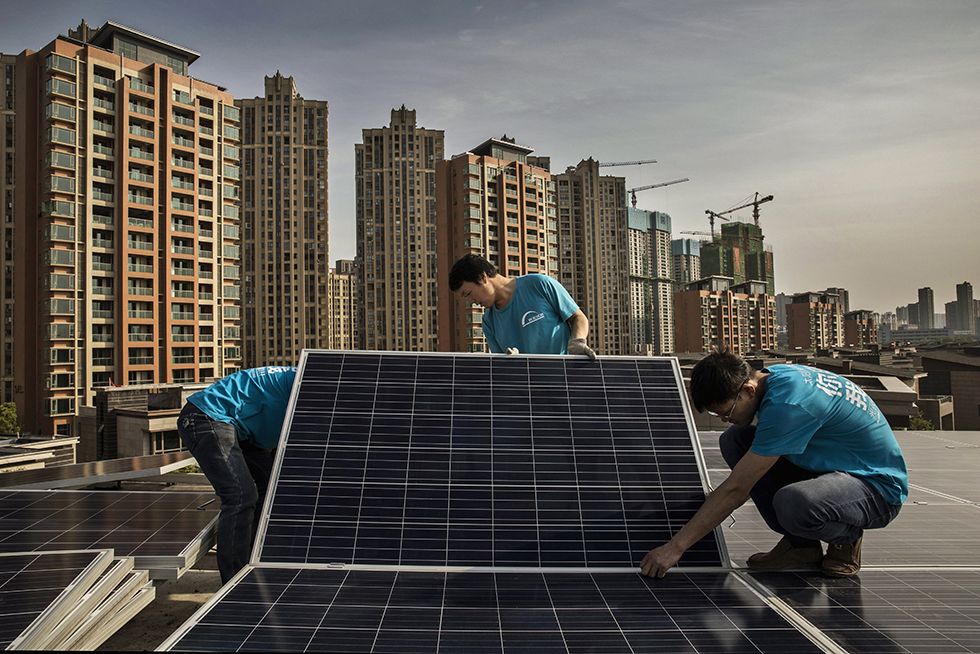 Operai al lavoro per l'installazione di pannelli solari, Wuhan, Cina, 27 aprile 2017
(Kevin Frayer/Getty Images)