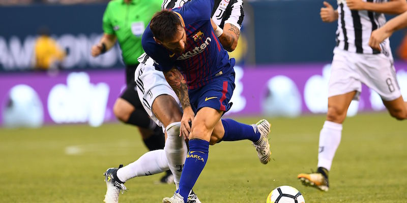 Lionel Messi contrastato da Stefano Sturaro nell'amichevole estiva tra Juventus e Barcellona (JEWEL SAMAD/AFP/Getty Images)