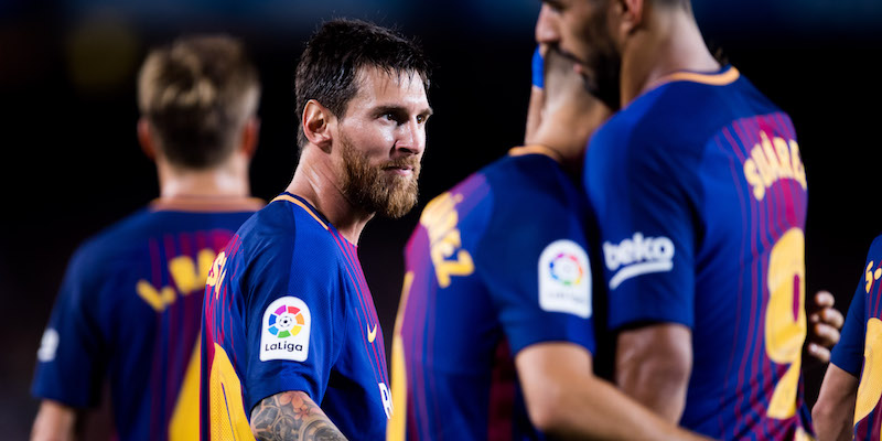 Lionel Messi fra i compagni di squadra durante il Troefo Gamper tra Barcellona e Chapecoense (Alex Caparros/Getty Images)