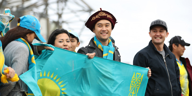 Alcuni tifosi dell'Astana davanti al Celtic Park di Glasgow (Ian MacNicol/Getty Images)