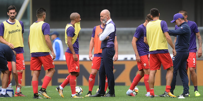 Stefano Pioli, allenatore della Fiorentina, parla con i suoi giocatori prima dell'ultima partita di campionato (Iguana Press/Getty Images)