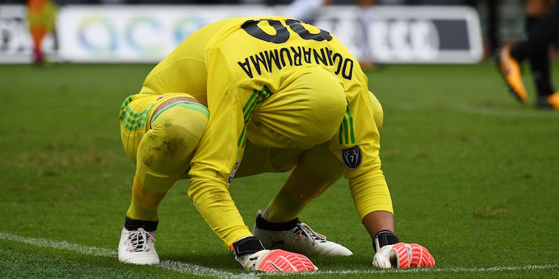 Il portiere del Milan Gianluigi Donnarumma dopo il quarto gol segnato dalla Lazio (VINCENZO PINTO/AFP/Getty Images)