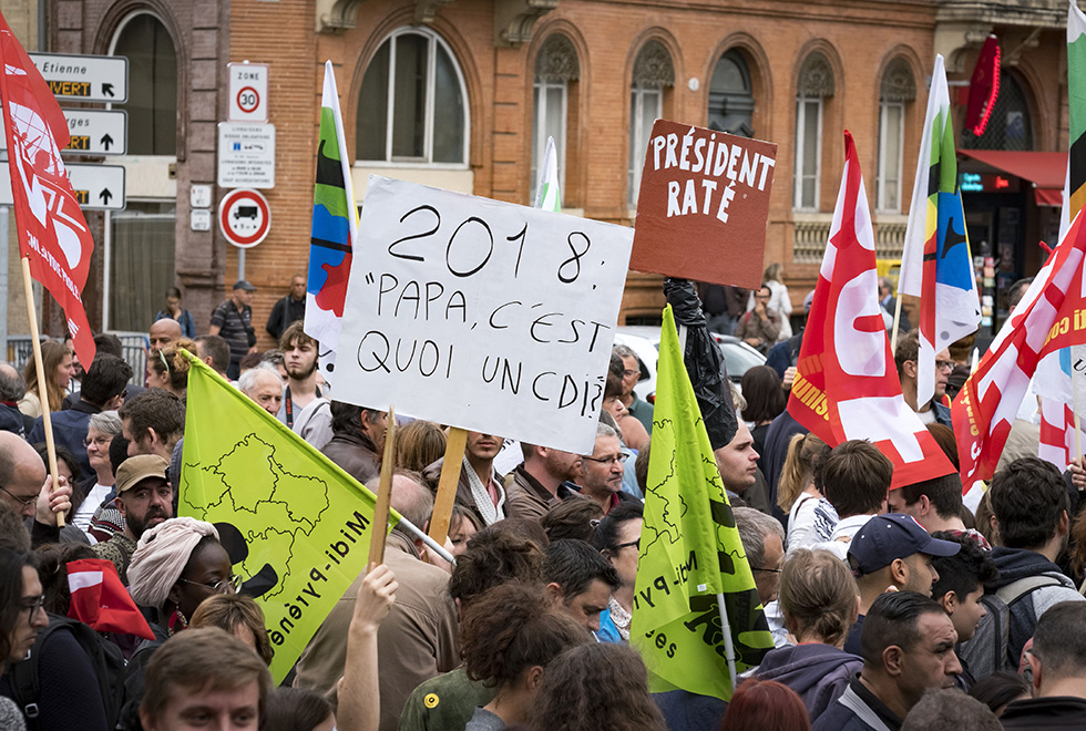 Protesta contro la riforma del lavoro di Macron: nel cartello c'è scritto: "2018. Papà, che cos'è un contratto a tempo indeterminato?". La foto è stata scattata a Tolosa l'11 settembre 2017
(ERIC CABANIS/AFP/Getty Images)