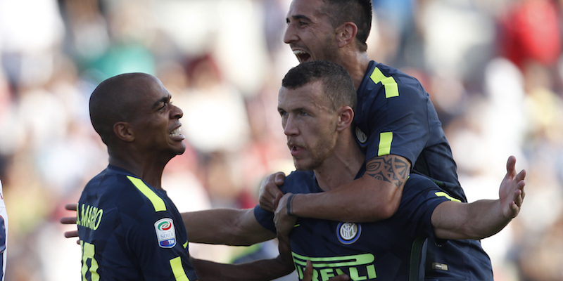 Ivan Perisic con Matias Vecino e Joao Mario dopo il gol segnato al Crotone (CARLO HERMANN/AFP/Getty Images)