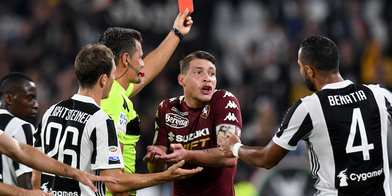 Andrea Belotti fra i giocatori della Juventus dopo l'espulsione di Daniele Baselli (Alessandro Sabattini/Getty Images )