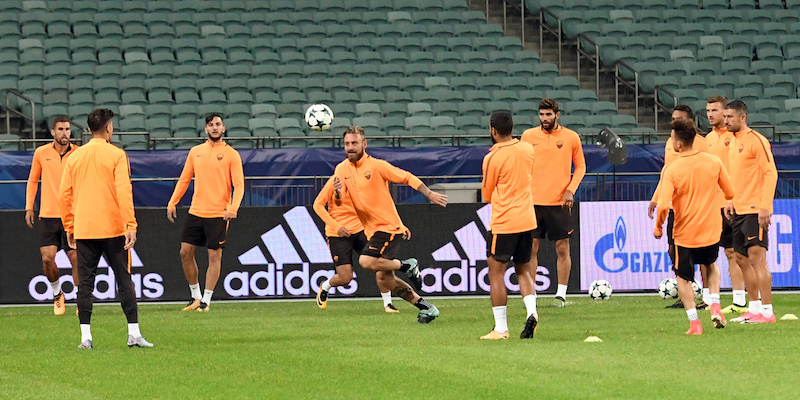 I giocatori della Roma in allenamento a Baku (VANO SHLAMOV/AFP/Getty Images)