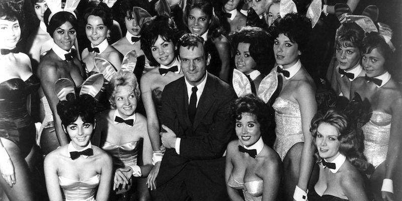 Hugh Hefner circondato da Conigliette di Playboy nel luglio del 1962 (Helmut Kretz/Getty Images)