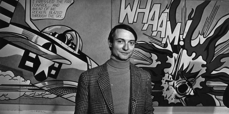 Roy Lichtenstein (1923 – 1997) di fronte al suo dipinto Whaam! alla Tate Gallery di Londra.
(Wesley/Getty Images)