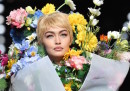 Gigi Hadid tra i fiori per Moschino