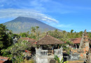 Più di 144 mila persone sono state evacuate dall'isola di Bali a causa del rischio di eruzione del monte Agung
