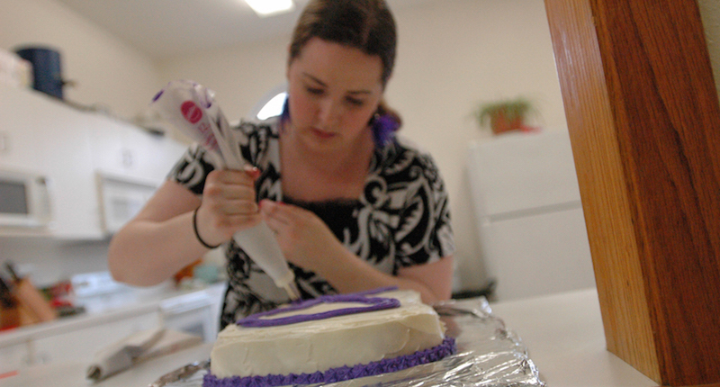 Sarah Nugent prepara una torta per raccogliere fondi per una chiesa luterana a Kodiak, in Alaska, nel luglio 2011
(James Brooks/Kodiak Daily Mirror)
