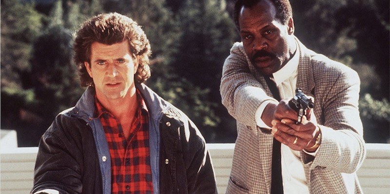 Una scena di "Arma letale" con Mel Gibson e Danny Glover