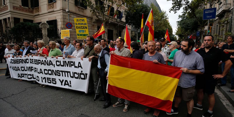 Una manifestazione in cui si chiede al governo spagnolo di applicare l'articolo 155 della Costituzione per riportare la legalità in Catalogna (PAU BARRENA/AFP/Getty Images)