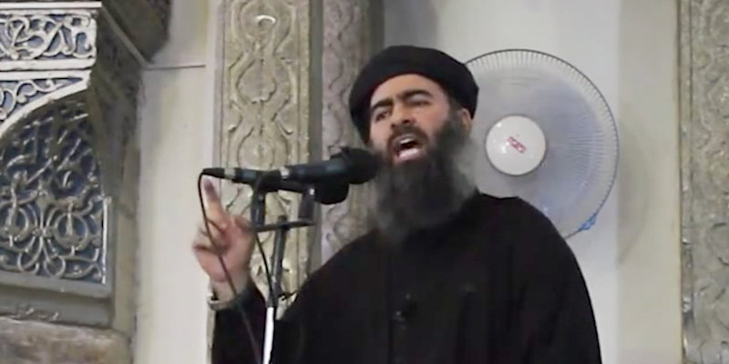 Un'immagine di Abu Bakr al Baghdadi durante il suo sermone a Mosul, in Iraq, nell'estate 2014
