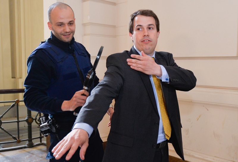 Laurent Louis fa il gesto della quenelle, associato con l'estrema destra, nel 2014
(BENOIT DOPPAGNE/AFP/Getty Images)