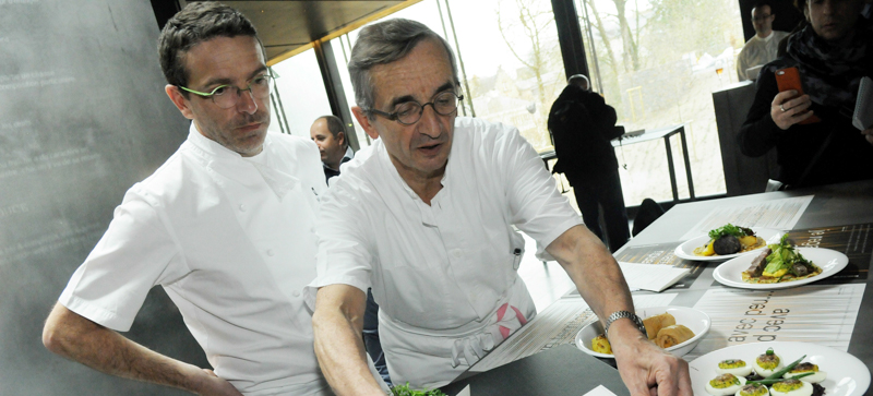 Sebastien Bras (a sinistra) con suo padre Michel Bras. (JOSE TORRES/AFP/Getty Images)