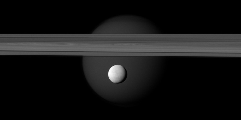 In primo piano la luna Encelado, sormontata dagli anelli di Saturno, e sullo sfondo la luna Titan (NASA.gov)