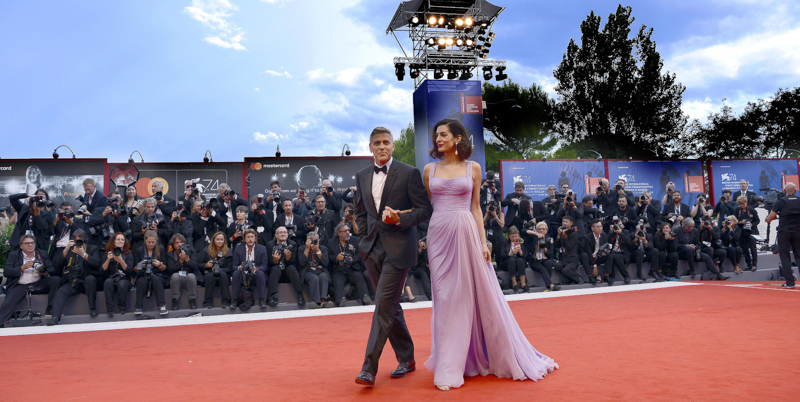 George Clooney con la moglie Amal Alamuddin prima della proiezione di Suburbicon - 2 settembre (ANSA/CLAUDIO ONORATI)