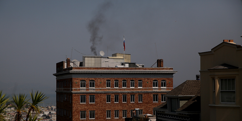 Una piccola colonna di fumo nero da un camino in cima all'edificio del consolato russo di San Francisco, il primo settembre 2017 (Justin Sullivan/Getty Images)
