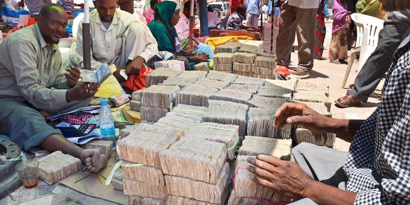 La bancarella di un agente di cambio di Hargeisa, in Somaliland, il 19 marzo 2012, dove si vedono grossi mazzi di scellini del Somaliland (AP Images/Kyodo)