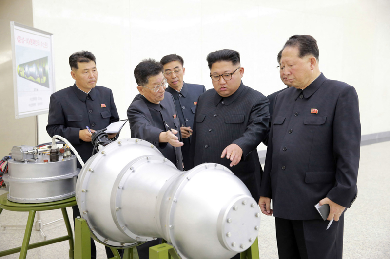 La foto, diffusa dall'agenzia di stampa nordcoreana, che mostra Kim Jong-un insieme a quella che il regime dice essere una bomba all'idrogeno che può essere montata su un missile balistico intercontinentale. (Korean Central News Agency/Korea News Service via AP)