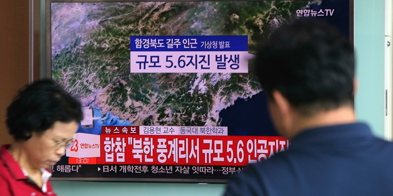 Una televisione trasmette le notizie sul test nucleare nordcoreano a Seul, in Corea del Sud. (AP Photo/Ahn Young-joon)