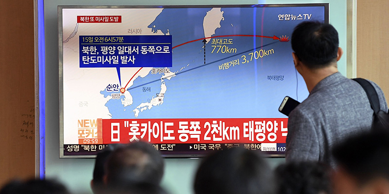 Un gruppo di persone osserva uno schermo a Seul, Corea del Sud, che mostra le notizie sul lancio missilistico nordcoreano (Kyodo via AP Images)