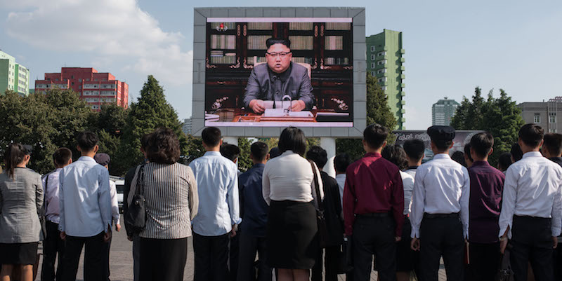 Alcune persone davanti a uno schermo che trasmette un discorso di Kim Jong-un a Pyongyang, Corea del Nord (ED JONES/AFP/Getty Images)