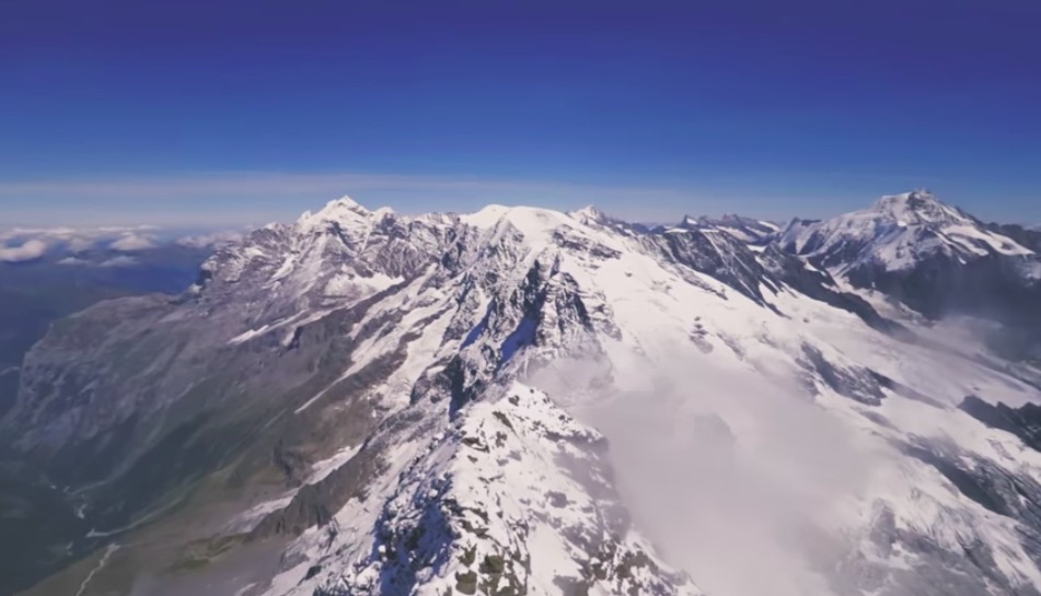 La montagna vista da un drone sembra molto meno faticosa
