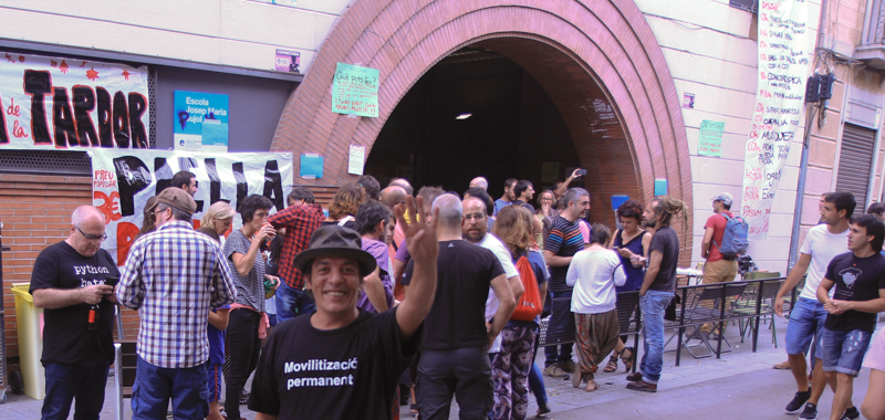 Eduard Serramià, attivista, davanti al seggio allestito alla scuola Josep Maria Jujol a Barcellona, il 30 settembre (il Post)