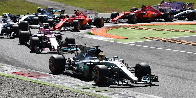 Le monoposto dopo le prime due curve del GP d'Italia di Formula 1 (ANDREJ ISAKOVIC/AFP/Getty Images)