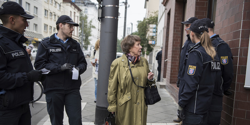 Una donna si lamenta con la polizia della mancanza di trasporto pubblico a Francoforte a causa dell'evacuazione, il 3 settembre 2017 (Andreas Arnold/picture-alliance/dpa/AP Images)