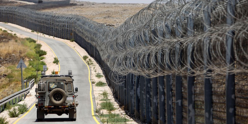Un mezzo militare israeliano di fianco alla recinzione che divide le Alture del Golan dalla Siria (MENAHEM KAHANA/AFP/Getty Images)