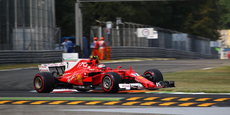 Kimi Raikkonen durante la sessione di prove di venerdì (LaPresse)