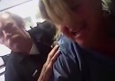 Il video del violento arresto di un'infermiera che stava facendo il suo lavoro, negli Stati Uniti