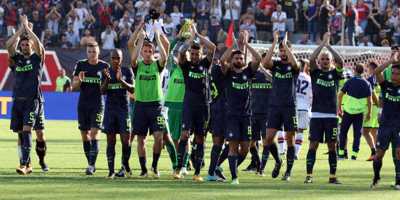 I giocatori dell'Inter festeggiano la vittoria contro il Crotone (Albano Angilletta/Ansa)