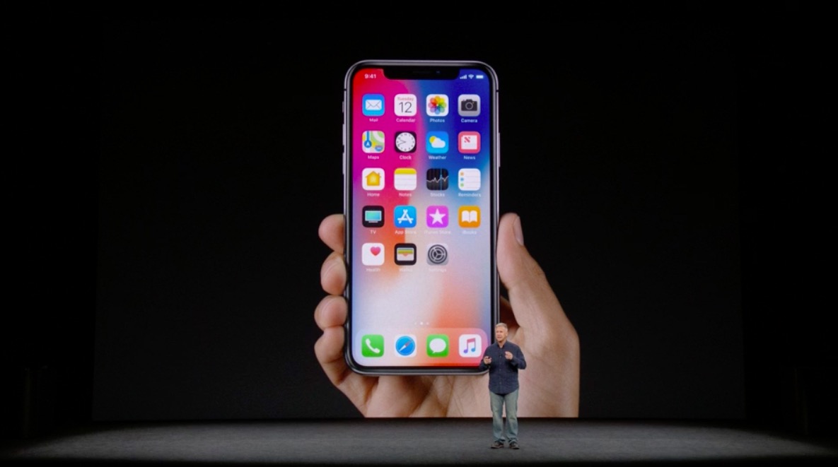 Su iPhone X non c'è più il tasto Home, per tornare alla schermata principale del telefono si fa scorrere un dito dal margine basso dello schermo verso l'alto. Siri può essere attivata utilizzando il tasto laterale o con il classico comando vocale "Ehi, Siri".