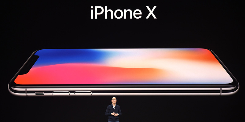 Il nuovo iPhone X presentato dal CEO di Apple, Tim Cook (JOSH EDELSON/AFP/Getty Images)