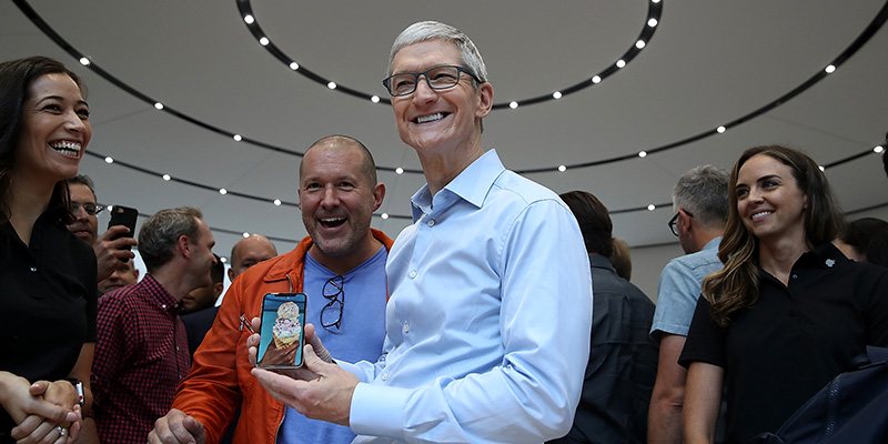 Il CEO di Apple, Tim Cook, mostra un iPhone X ( Justin Sullivan/Getty Images)
