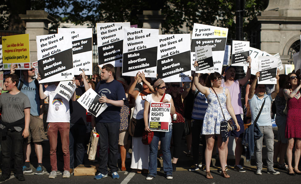 Una manifestazione davanti al Parlamento irlandese per una nuova legge sull'aborto, nel 2013 (PETER MUHLY/AFP/Getty Images)