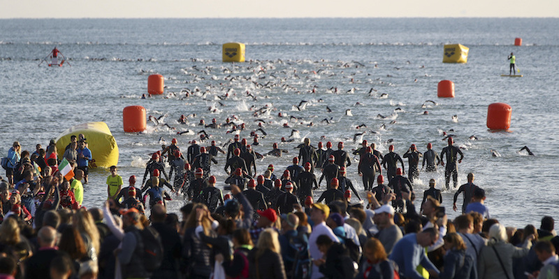 Gli atleti impegnati nella sezione a nuoto per il primo ironman italiano, il 23 settembre a Cervia
(AP Photo/Alessandro trovati)