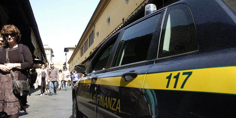 Un'auto della Guardia di Finanza su Ponte Vecchio, Firenze, 2012 (La Presse)